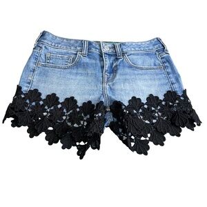 Express Low Rise Relaxed Lace Embellished Denim Shorts Size 00